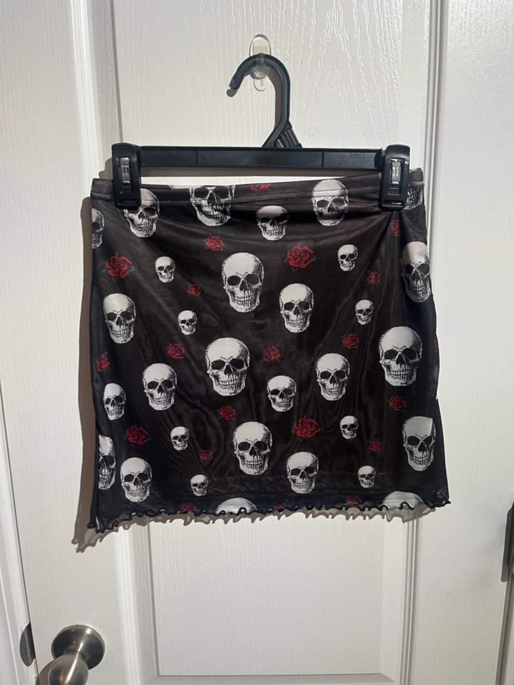 NWOT SHEIN Black Mini Skirt with White Skull & Red Rose Print